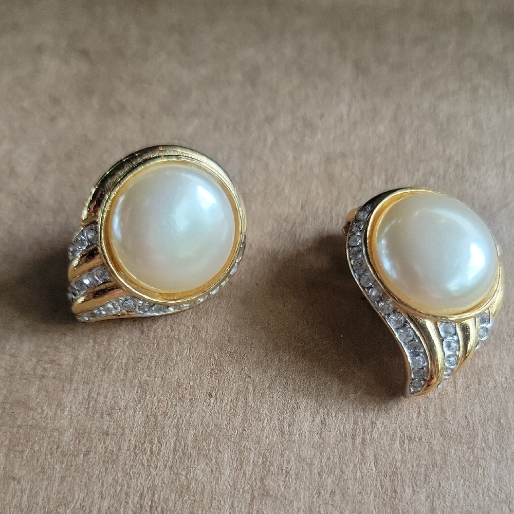 Elegant Gold and Pearl Earrings